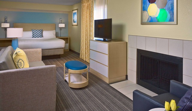 Convenient Stay in Westlake! Kitchen, Free Parking, Pets Allowed, Onsite Pool