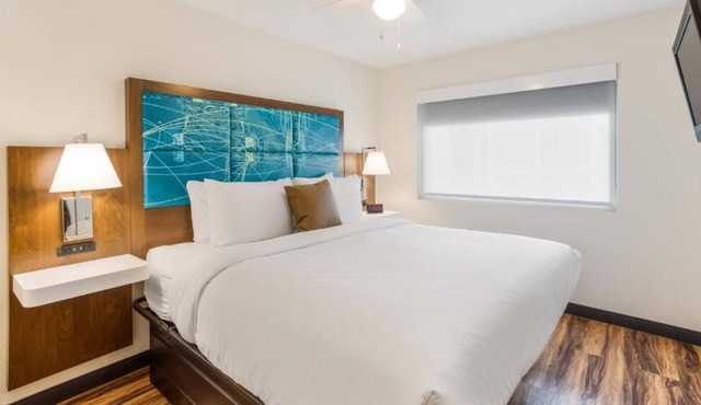 Convenient Stay! Onsite Swimming Pool, Free Parking, Near Cumberland Park
