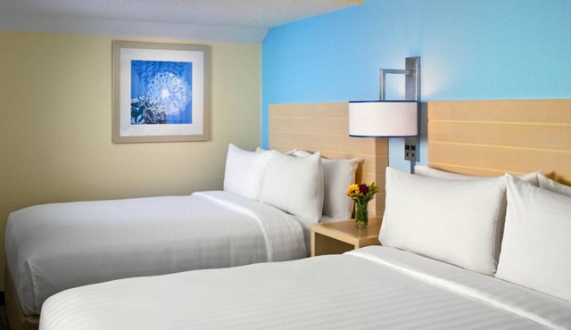 Convenient Stay, Superb Location! w/ Pool, Pet-Friendly, Near Gibbs Avenue Beach