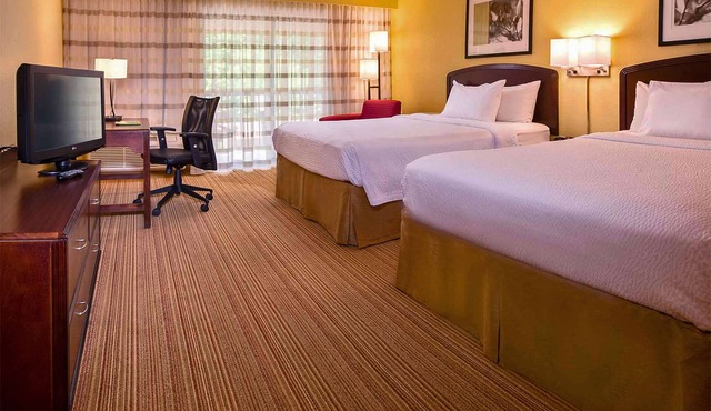 Convenient Stay, Superb Location! 4 Family-friendly Units, Free Parking, Pool