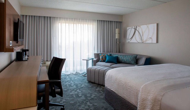 Convenient Stay, Superb Location! Free Parking, Onsite Pool, Pets Allowed