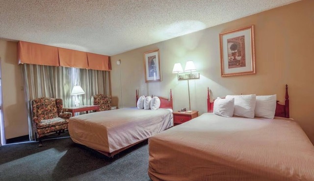 Convenient Stay w/Satellite TV & Restaurants Nearby Along Historic Highway 66