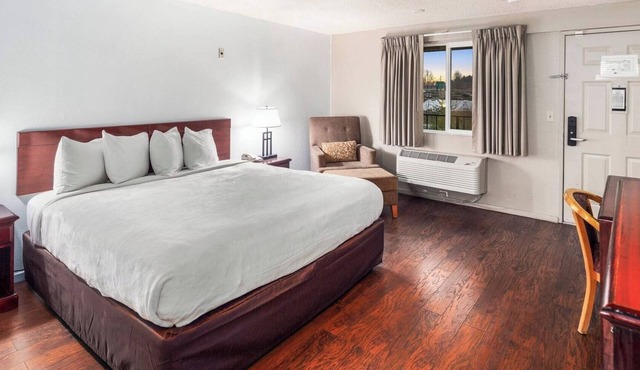 Convenient Stay w/Work Desk + Easy Access to Seattle and Major Highways