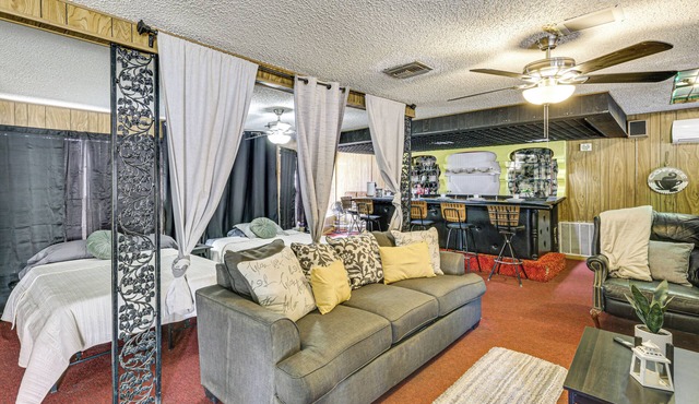 Convenient Studio w/Private Bar in Odessa