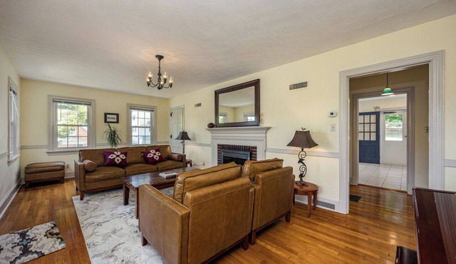 Convenient to JMU, Burg Dining and Downtown Bars, Right off Interstate 81