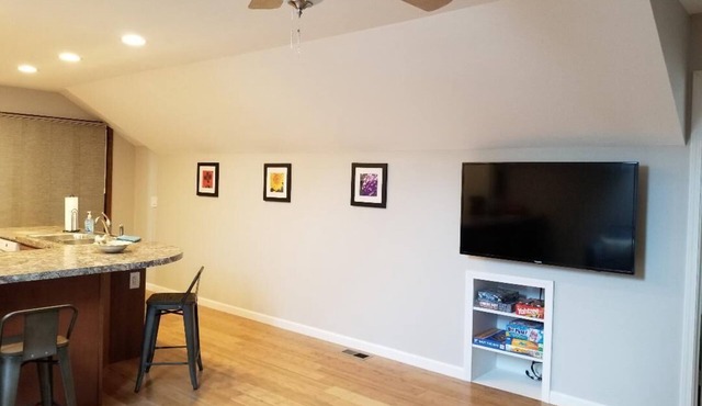 Convenient to the center of town! Beautifully decorated, quiet apartment.