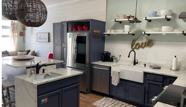 Convenient to everything with Pool! West end townhome ,5 min walk to the Beach!