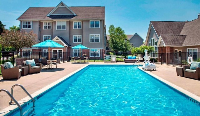 Convenient Tourist Location! Free Breakfast, Kitchen, Seasonal Outdoor Pool!