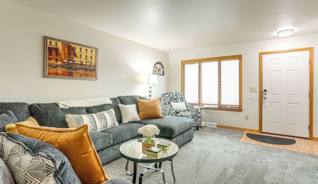 Convenient Townhome 1 Mi to Dtwn Clearfield