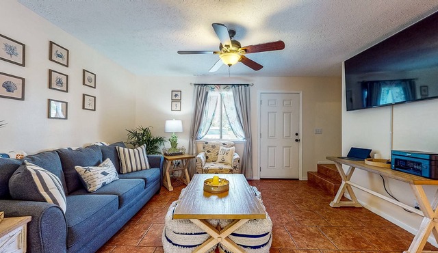 Convenient Townhome with Private Hot Tub, W/D, Central AC - Dogs Welcome