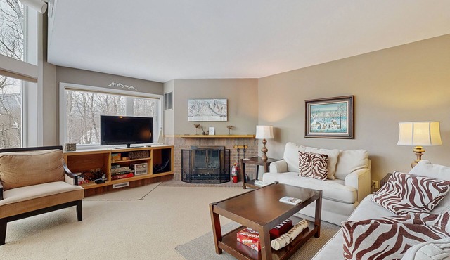 Convenient townhouse w/seasonal mountain views, pool, tennis, w/d, a/c, wifi
