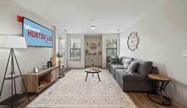 "Convenient UAH Student Haven/5 Mins from Campus" Gate 9 3 minutes