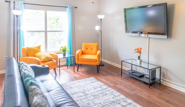 Convenient, Vibrant Downtown Condo full of amenities near Beale St.