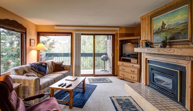 Conveniently located condo with fireplace and gorgeous views - Stillwater Studio Retreat