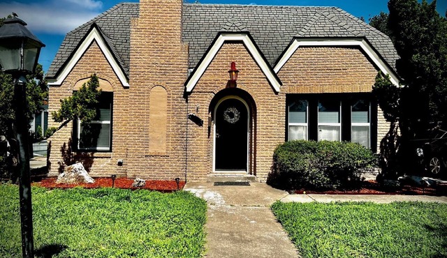 Conveniently located in the heart of downtown Corpus Christi. Family home.
