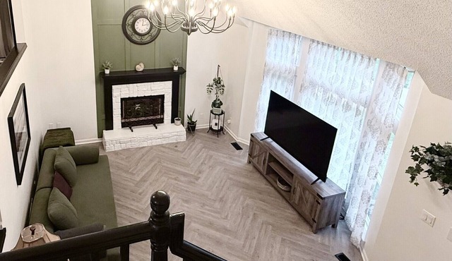 Conveniently located Spacious Home for Families or Large Groups in Overland Park