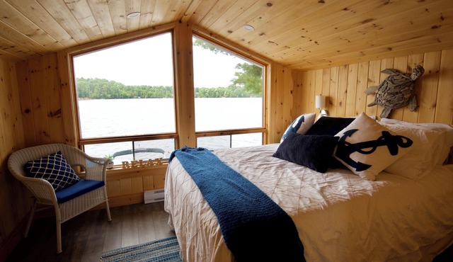 Conveniently located 4 Season Cottage with Hot Tub and amazing sunsets!