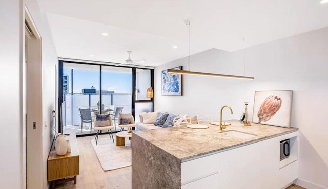 Conveniently located 2BR apt with rooftop pool at Milt