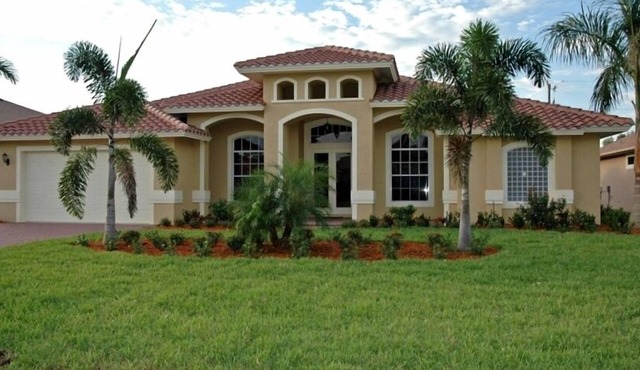 Conveniently Located, 4BR/3BA, Den, Pool, Close to Beach