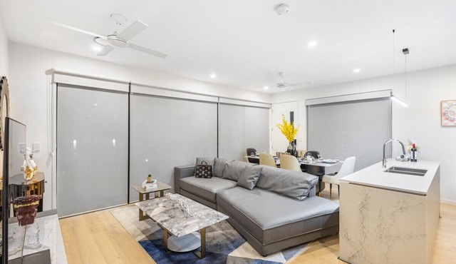 Conveniently Located Luxe 4BR Townhouse @Sunnybank