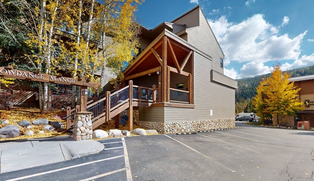 Conveniently Located Condo with Shared Pool, Hot Tub - Walk to Slopes