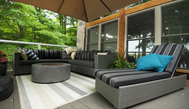 Conveniently located 4 Season Cottage with Hot Tub and amazing sunsets!