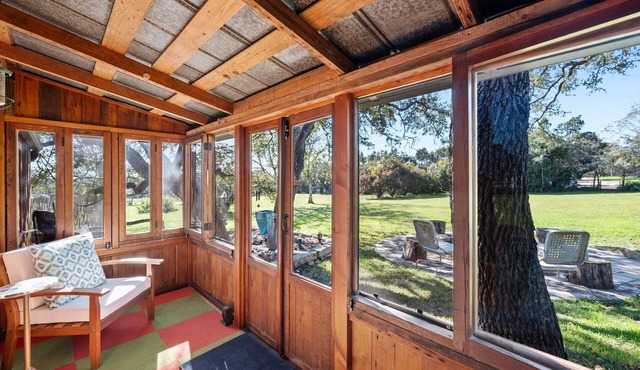 Conveniently Located-Charming Tiny Cabin-Oak Hill!