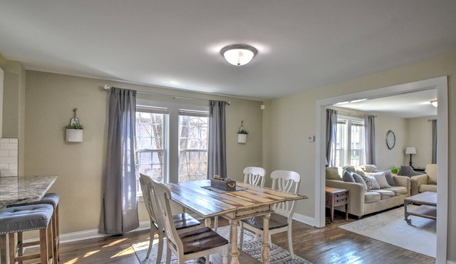 Conveniently Located Hidden Gem in Griffith/Gary Renovated 3 bed 1 bath Sleeps 8