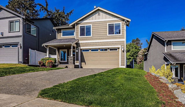 Conveniently located home w/fast wifi, large deck & great views