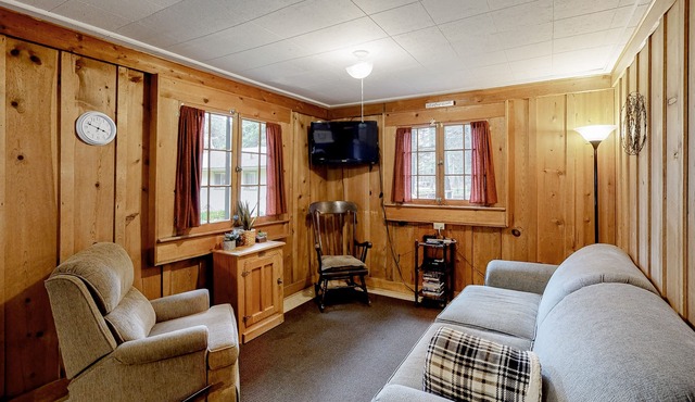 Conveniently Located Home Close to the Lake w/Free WiFi