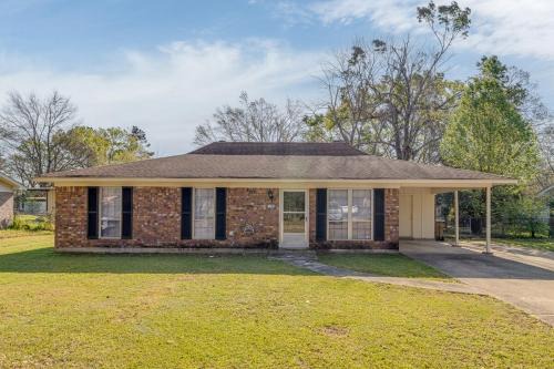 Conveniently located, King bed, Fully furnished kitchen, Onsite laundry, Fenced backyard