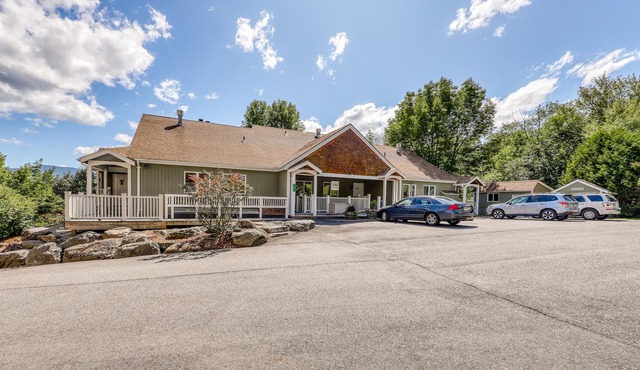 Conveniently located mountain condo with indoor pool & hot tub - close to skiing