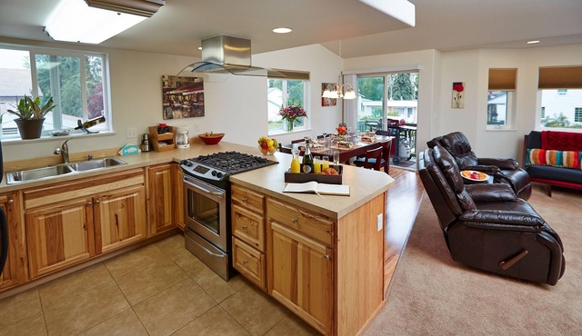 Conveniently Located Near Airport With Access To Everything Alaska Has To Offer!