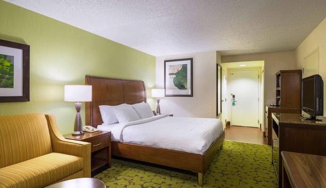 Conveniently Located on I-95 | Minutes to Rutgers University | Unit w/Pool