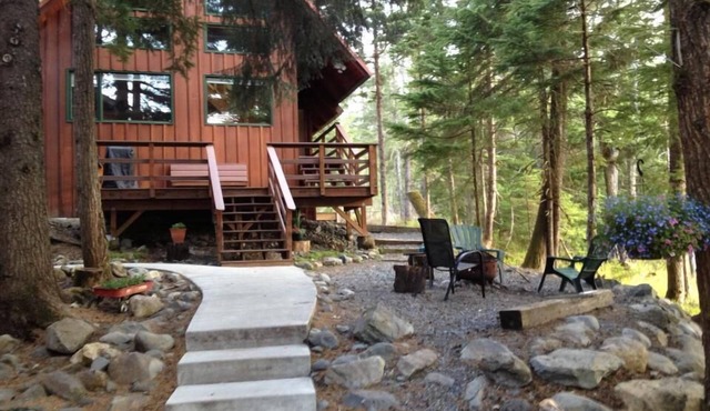 Conveniently Located - Peaceful Chalet w/mountain views, firepit, gas BBQ