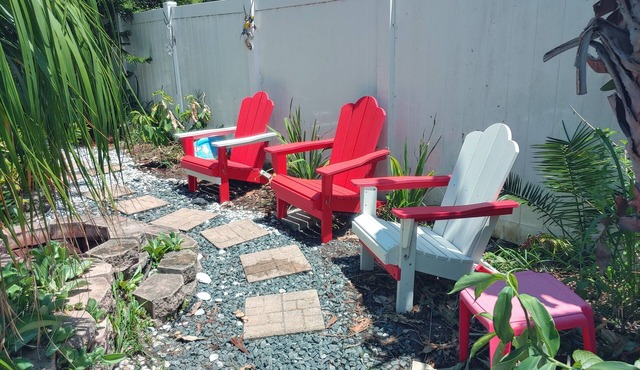 Conveniently Located Pool Home w/Free WiFi & Vaulted ceiling