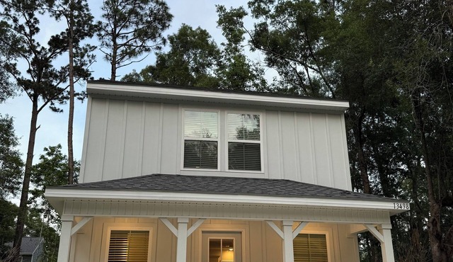 Conveniently Located Townhouse Near the Coast