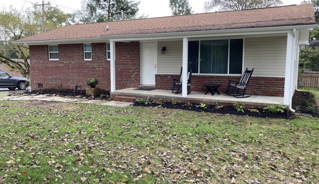 Conveniently located to Knoxville Airport, Great Smoky Mountains, Univ. TN