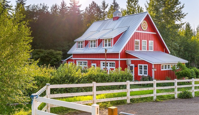 Conveniently Located Loft In A Country Setting