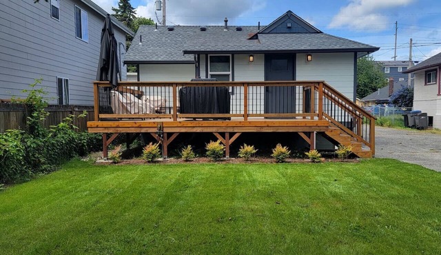 Conveniently located 3 bed in Bremerton with deck