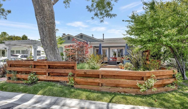 Conveniently Located, Coastal Cottage