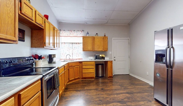 Conveniently located house with spacious rooms & full kitchen