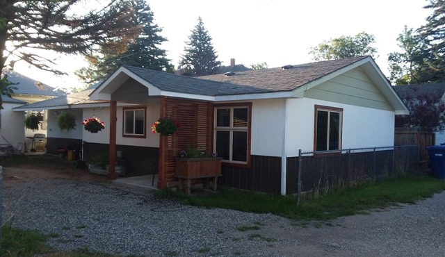 Conveniently Located close to downtown. No stairs to climb.