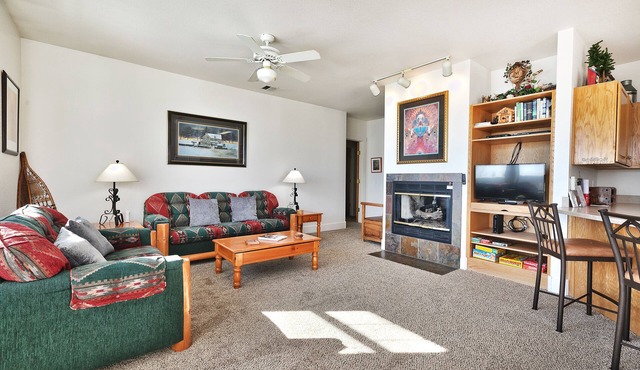 Conveniently located-Park City condo with deck and mountain views