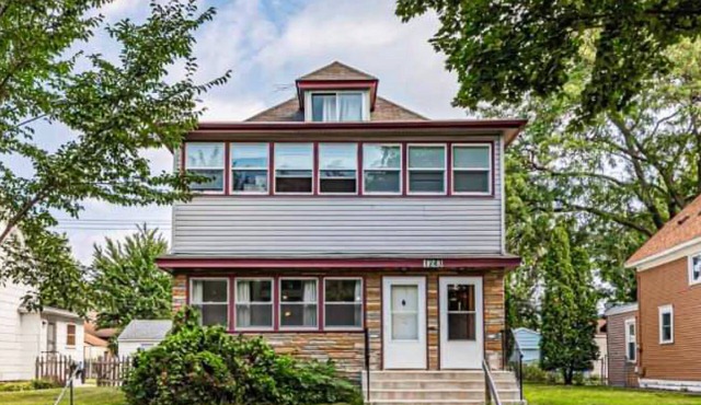 Conveniently located home with full kitchen and washer/dryer