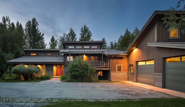 Conveniently located villa with Scandinavian vibe and western features