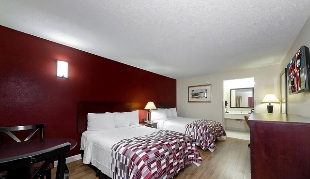 Conveniently To Excellent Transportation! Pet-friendly, Outdoor Pool, Parking!