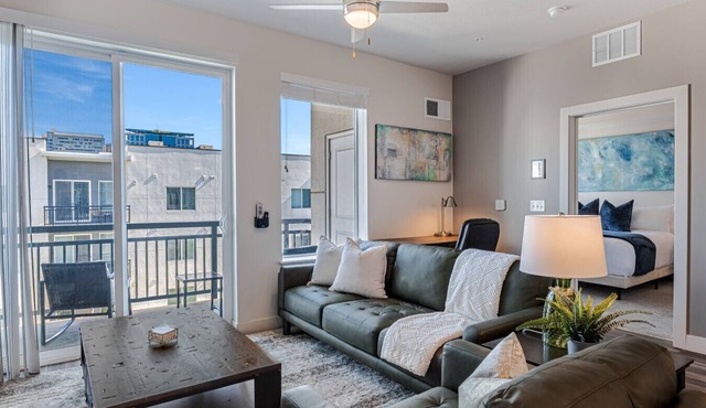 Convention Ctr 2BR/2BA Luxury Apartment Pool, HTub, Theatre