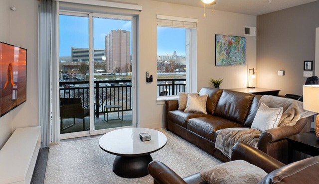 Convention Ctr Bespoke Beauty 2BD Pool/Gym/HtubPkg