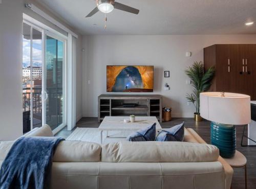Convention Ctr Luxury 1BR Pool Gym Hot Tub